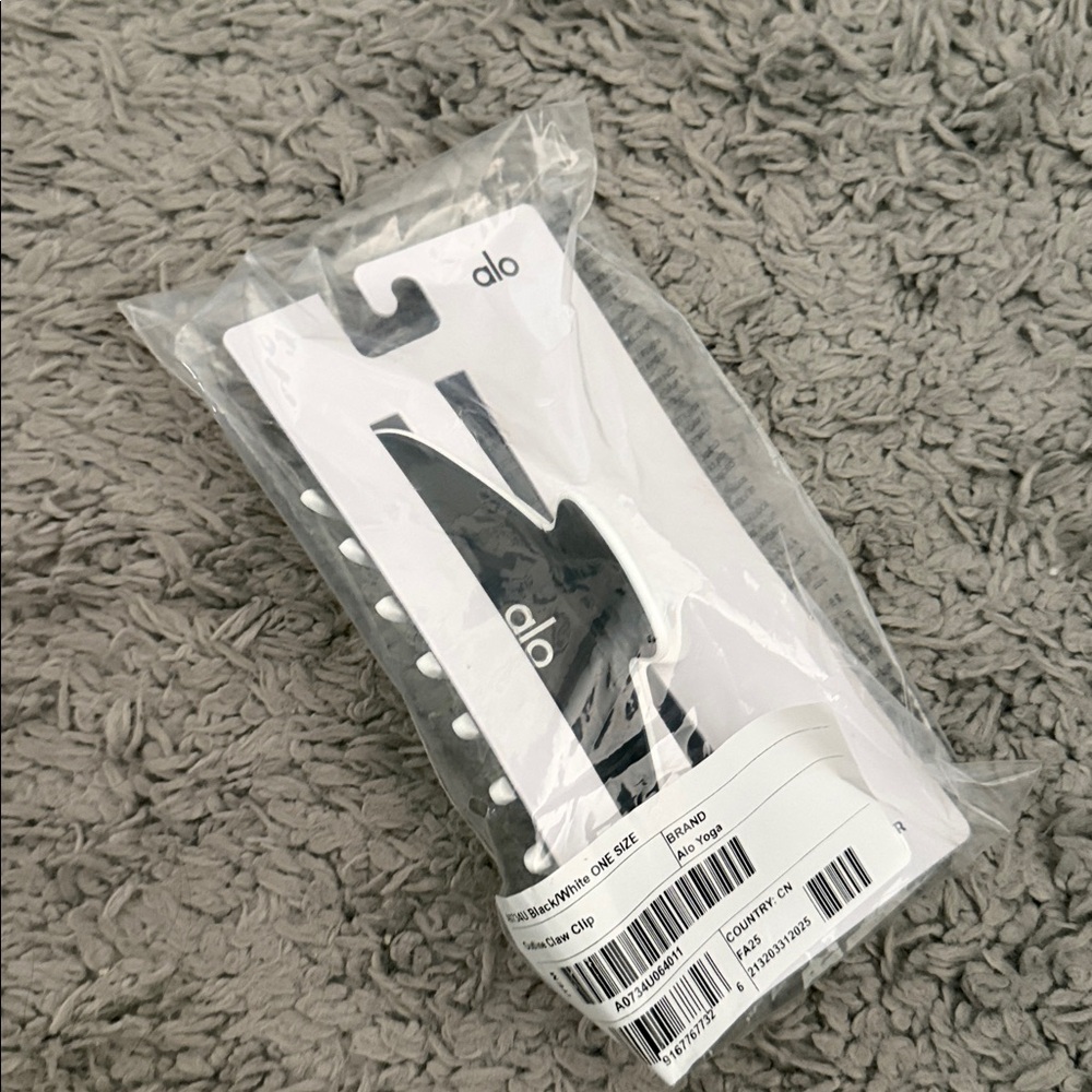 Alo yoga Outline Claw Clip - Black/White - Picture 6 of 6